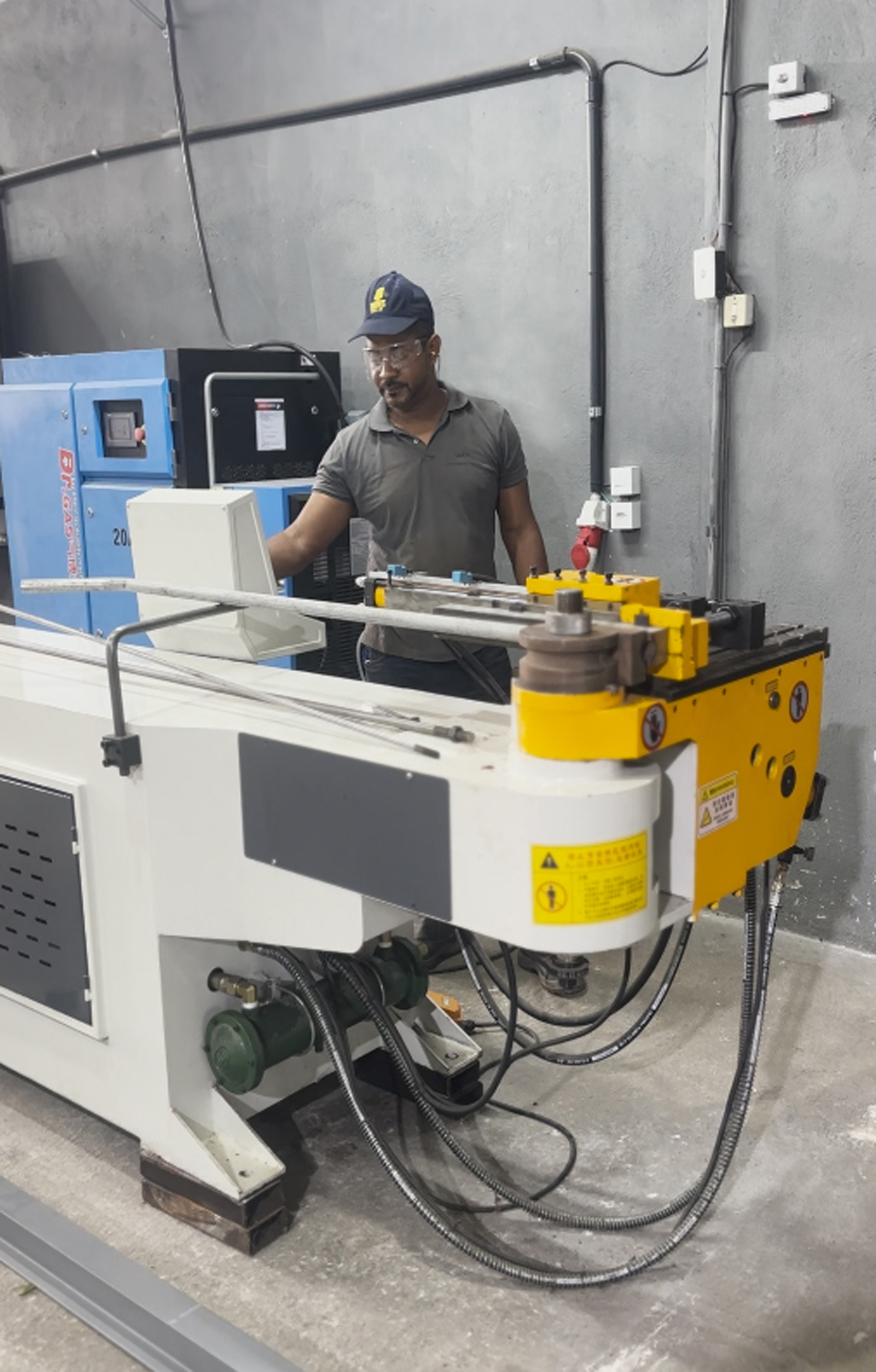 Máquina de curvatura de tubos em operação
