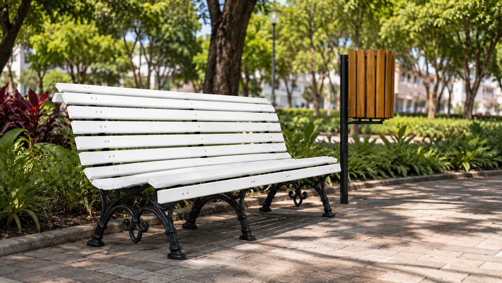 Mobiliário urbano com banco e lixeira em praça arborizada para gestores públicos
